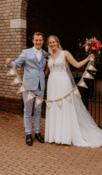 Modeca bride Esmée in her beautiful Danique wedding dress