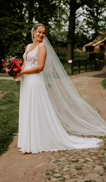 Modeca bride Esmée in her beautiful Danique wedding dress