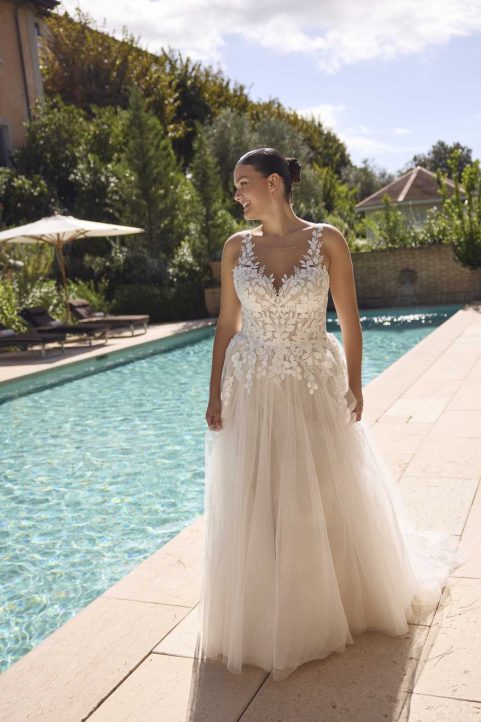 A-line curvy wedding dress Jessie by Modeca Curves